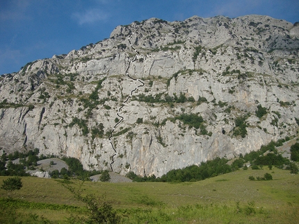 Le Lisce d'Arpe, Monte Alpi - Il tracciato della via Le Lisce d'Arpe (VI+, 460m) aperta da Rocco Caldarola, Cristiano Iurisci e Luigi Ferranti sulla parete Ovest del Monte Alpi, Appennino, (Basilicata).