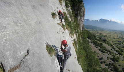 Le Lisce d'Arpe, Monte Alpi - 7° tiro, apertura, Rocco Caldarola tenta di piantare lo spit