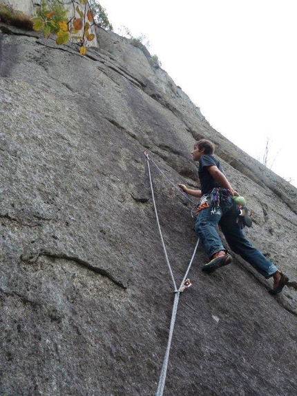 A fil di pagina - Forzo - Gran Paradiso - Christian Turk sulla placca del 2° tiro di A Fil di Pagina su Le Pagine di Pietra, Forzo, Gran Paradiso