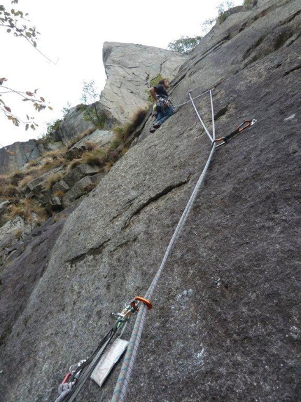 A fil di pagina - Forzo - Gran Paradiso - Christian Turk sul passo chiave del 2° tiro di A Fil di Pagina su Le Pagine di Pietra, Forzo, Gran Paradiso