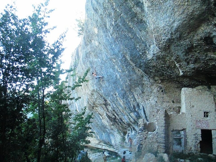 Damiano Capulli climbs 8c+ at Grotti