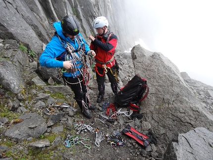 Blamann, Kvaløya, Norway - Andrey Varvarkin and Alexey Kiselev gearing up