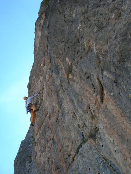 L'Alfa e l'Omega, Torre orientale delle Mesules - Dolomiti - Erik Svab sul 2° tiro di L'Alfa e l'Omega