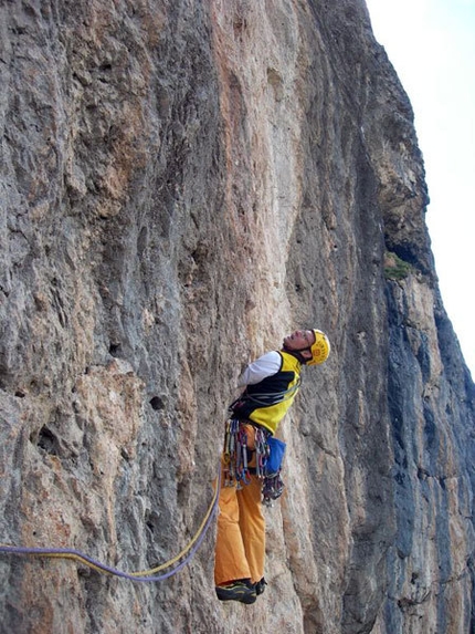 L'Alfa e l'Omega, Torre orientale delle Mesules - Dolomiti - Erik Svab sul 3° tiro di L'Alfa e l'Omega