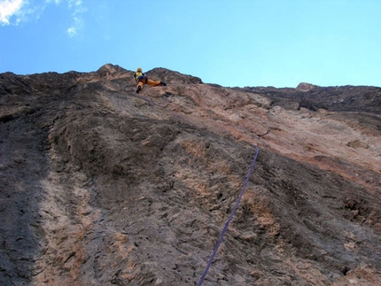 L'Alfa e l'Omega, Torre orientale delle Mesules - Dolomiti - Erik Svab sul 3° tiro di L'Alfa e l'Omega