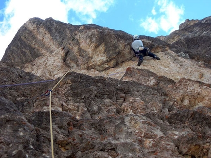 L'Alfa e l'Omega, Torre orientale delle Mesules - Dolomiti - Stefano Staffetta sul 4° tiro di L'Alfa e l'Omega