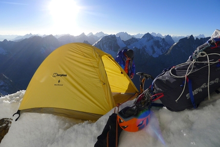 Kishtwar Kailash, India - Bivacco #4 sul Kishtwar Kailash (6,451m), Himalaya indiano, durante la prima salita effettuata da Mick Fowler e Paul Ramsden nell'ottobre 2013.