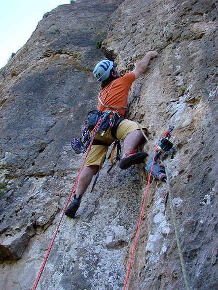 Guglie di Niala - Ussassai (Sardegna) - G. Mocci sulla fessura del secondo tiro di Far East Story (6b+)