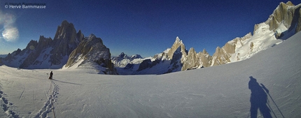 Hervé Barmasse, Patagonia e invernali - Alla base del Cerro Pollone, sullo sfondo a sinistra Il Fitz Roy e a destra il Cerro Torre