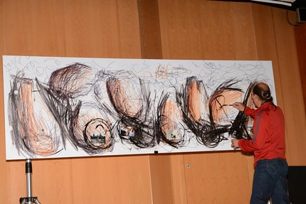 Serata Ragni di Lecco - High Summit - L'artista alpinista Simone Pedeferri nella sua performance pittorica alla serata Un ponte infinito dei Ragni di Lecco per l'apertura di High Summit 