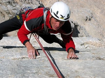 Le Dolomiti di Reinhold Messner - Ivo Rabanser sulla celebre placca Messner al Pilastro di Mezzo, Sas dla Crusc (Dolomiti).