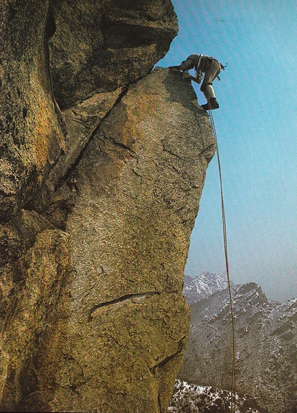 Rocca Sbarua - La famosissima foto del primo tiro della Gervasutti, scattata da Alessandro Gogna e pubblicata su 100 Nuovi Mattini. Nella foto è ritratto Gian Piero Motti che imita Gaston Rebuffat