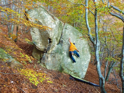 Rocca Sbarua - Bouldering a Rocca Sbarua, una riscoperta? Il masso fu infatti per buona parte scalato da Gian Carlo Grassi.