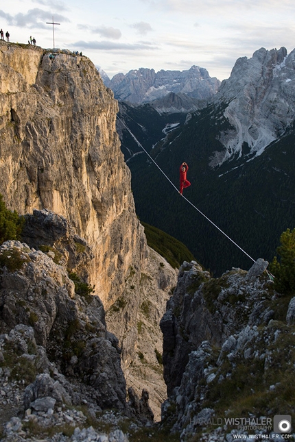 Monte Piana Highline Meeting 2013, Dolomiti - Armin Holzer sulla highline più lunga del meeting.