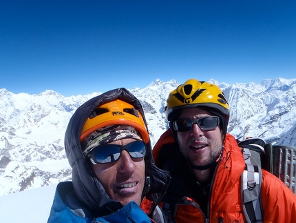 Kang Nachugo Est, Santiago Padros & Domen Kastelic - Domen Kastelic e Santiago Padros in cima al Kang Nachugo Est, (6640), Rolwaling, Nepal, 22/10/2013