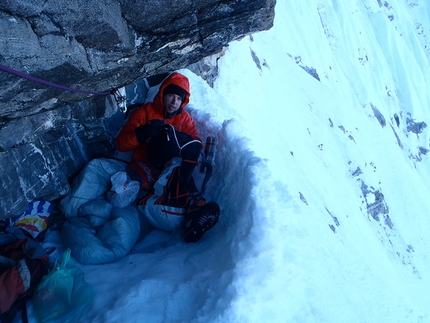 Kang Nachugo Est, Santiago Padros & Domen Kastelic - Santiago Padros durante il bivacco a 6400m