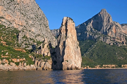Marinaio di foresta - Pedra Longa, Baunei, Sardegna - Pedra Longa da Sud. Sullo sfondo il Giradili.