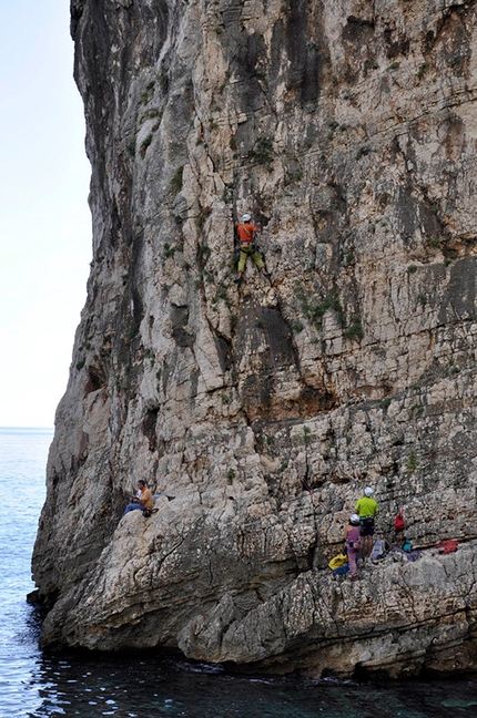 Marinaio di foresta - Pedra Longa, Baunei, Sardinia - Marinaio di foresta (Pedra Longa): Maurizio Oviglia starting up pitch 1. The fisherman is clearly visible.