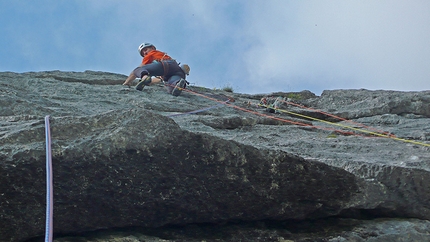 Fisioterapia d'urto, Cima Dagnola, Brenta Dolomites - Establishing pitch 4 of Fisioterapia d'urto