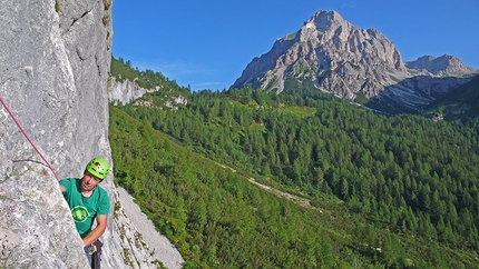 Via Fisioterapia d'urto, Cima Dagnola, Dolomiti di Brenta - Luca Giupponi e sullo sfondo il Fibion