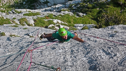 Fisioterapia d'urto, Cima Dagnola, Brenta Dolomites - Luca Giupponi and the dyno on pitch 4 of Fisioterapia d'urto