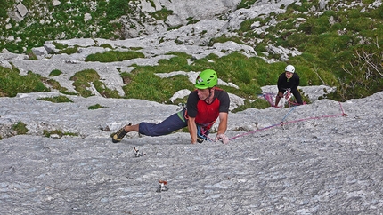 Fisioterapia d'urto, Cima Dagnola, Brenta Dolomites - Luca Giupponi redpointing pitch 4 of Fisioterapia d'urto