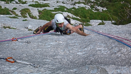 Via Fisioterapia d'urto, Cima Dagnola, Dolomiti di Brenta - Herman Zanetti sul lancio del 4° tiro di Fisioterapia d'urto