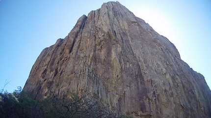 El Gigante, Messico - Cecilia Buil e Tiny Almada durante l'apertura di Tehué (700m, VI, 7a/A3, 8-18/10/2013), El Gigante, Messico