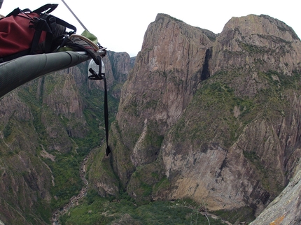 El Gigante, Messico - Cecilia Buil e Tiny Almada durante l'apertura di Tehué (700m, VI, 7a/A3, 8-18/10/2013), El Gigante, Messico