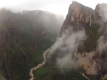 El Gigante, Messico - Cecilia Buil e Tiny Almada durante l'apertura di Tehué (700m, VI, 7a/A3, 8-18/10/2013), El Gigante, Messico