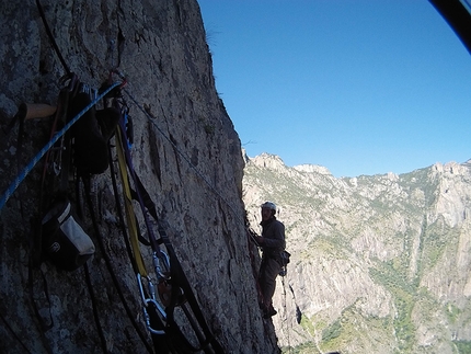 El Gigante, Messico - Cecilia Buil e Tiny Almada durante l'apertura di Tehué (700m, VI, 7a/A3, 8-18/10/2013), El Gigante, Messico