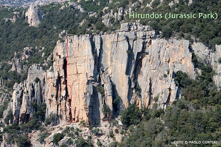 Arrampicata in Sardegna: news 6 - Foto aerea di Jurassic Park con il tracciato della nuova via trad.