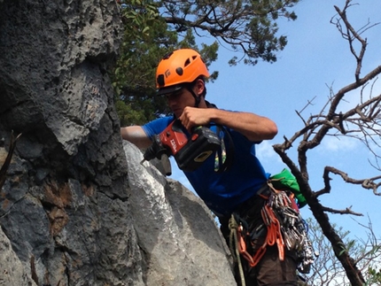Climbing in Sardinia: news 6 - Bolting a new route at Monte Oddeu.