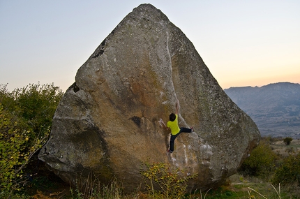 Boulder a Prilep, Macedonia - Niccolò Ceria durante la prima salita di Calgary '88 7A+