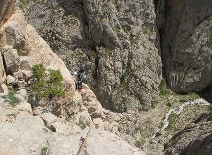 Ala Daglar, Turkey - Jimmy Palermo, Tommaso Salvadori and Ivan Testori during the first ascent of Cani Randagi (300m, 6b), Aladaglar, 06/2013.