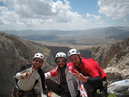 Ala Daglar, Turchia - Jimmy Palermo, Tommaso Salvadori e Ivan Testori durante l'apertura di Cani Randagi (300m, 6b), Aladaglar, 06/2013.