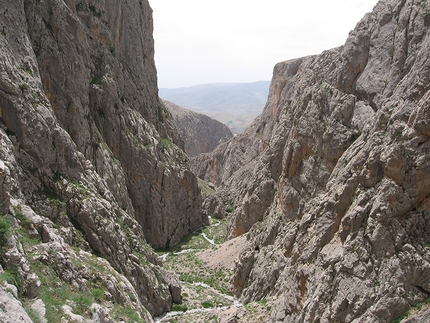 Ala Daglar, Turchia - Jimmy Palermo, Tommaso Salvadori e Ivan Testori durante l'apertura di Cani Randagi (300m, 6b), Aladaglar, 06/2013.