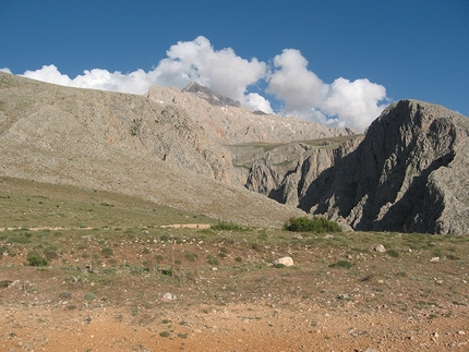 Ala Daglar, Turchia - Jimmy Palermo, Tommaso Salvadori e Ivan Testori durante l'apertura di Cani Randagi (300m, 6b), Aladaglar, 06/2013.