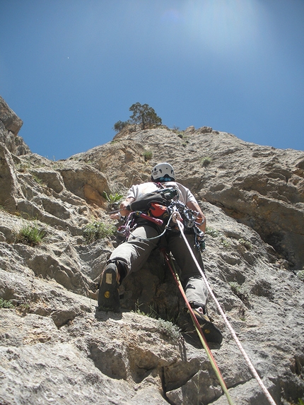 Ala Daglar, Turchia - Jimmy Palermo, Tommaso Salvadori e Ivan Testori durante l'apertura di Cani Randagi (300m, 6b), Aladaglar, 06/2013.