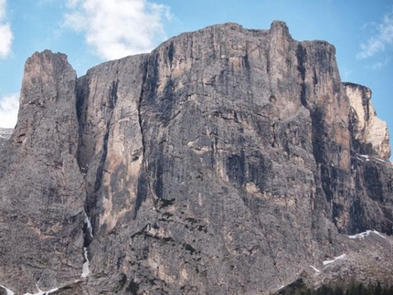 Bask, Sella, Dolomiti - Bask, Mur del Pisciadù (225m, 7a+, Simon Kehrer e Roman Valentini).