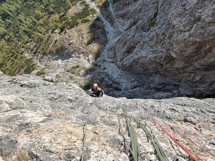 Bask, Sella, Dolomiti - Bask, Mur del Pisciadù (225m, 7a+, Simon Kehrer e Roman Valentini).