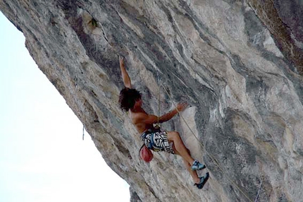 David Lama wrestles Il guerriero del futuro 8c+/9a at Covolo