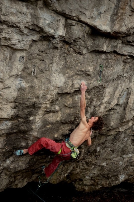 Adam Ondra su Vasil Vasil 9b+ - Adam Ondra sul passo chiave di Vasil Vasil 9b+ (Sloup, Repubblica Ceca).