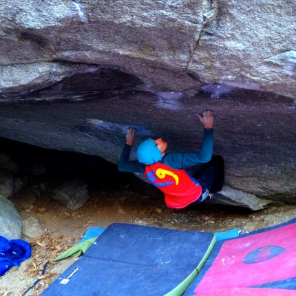 Gabriele Moroni sends 8C boulder at Chironico