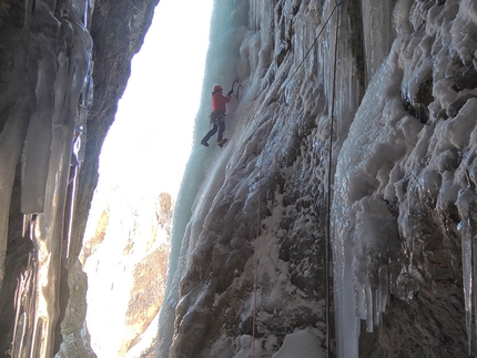 Ghost Dog, Pordoi, Dolomiti - Jeff Mercier durante la prima salita di Ghost Dog, Pordoi, Dolomiti, aperta assieme a Corrado Pesce, dicembre 2013