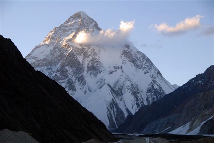 K2: Base Camp safety for van Rooijen, Van de Gevel and Pemba Sherpa. Confortola in C2