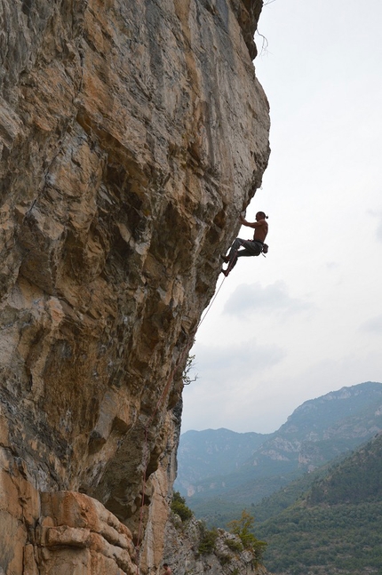 Val Pennavaire - Albenga - Adriano climbing Citzen Kane at Cineplex