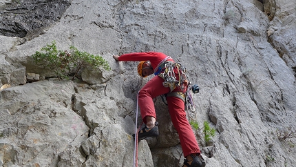 Doloverre di Surtana, Sardinia - Corrado Pibiri making the first ascent of Venuto al Mondo.