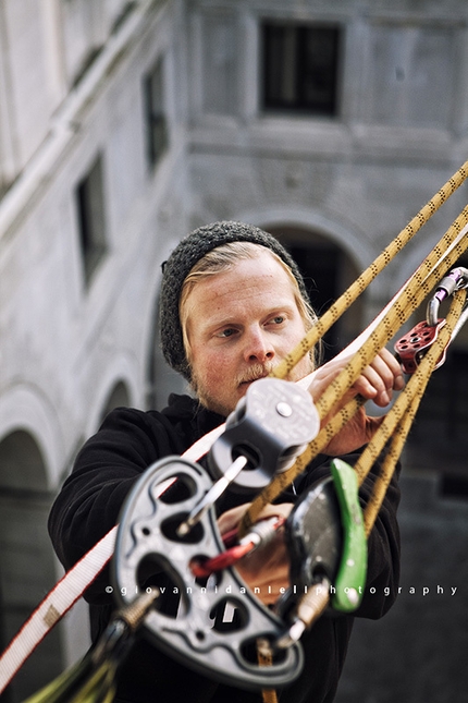 Montagna di Babele, Padova - Preparativi nel comune di Padova per il highline con Armin Holzer e Ale D’Emilia