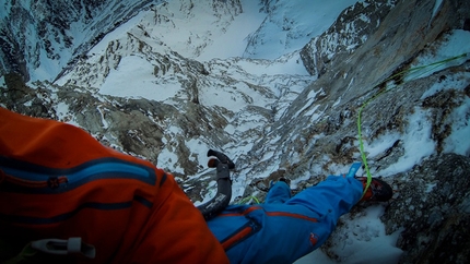 David Lama, Hohe Kirche, Valsertal - David Lama sul tiro chiave durante l'apertura in solitaria della Nordverschneidung, Hohe Kirche, Valsertal, Austria il 8/12/2013.